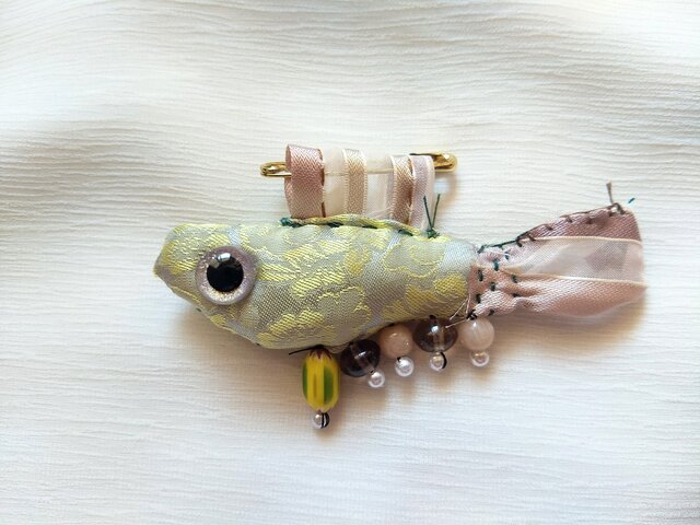 ブローチ ミニぬいぐるみ 宝石魚4の画像1枚目