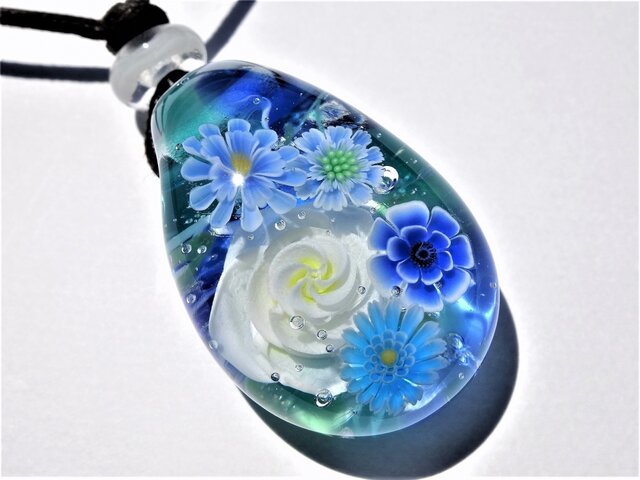 《ホワイトローズ ブーケ》 ペンダント ガラス とんぼ玉 薔薇 ガーベラの画像1枚目