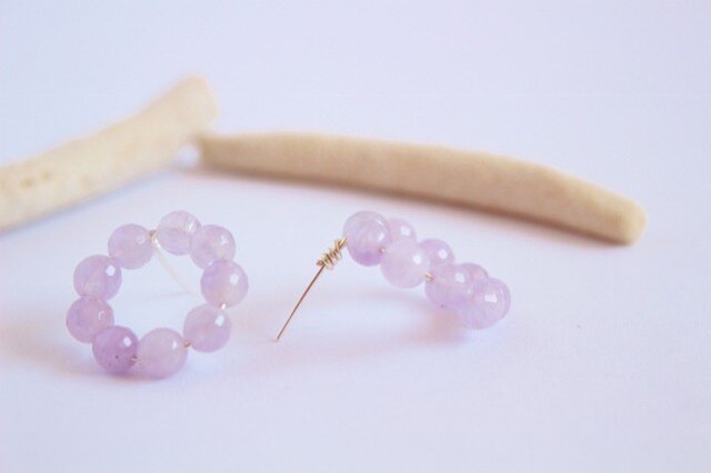 ラベンダーアメジスト薔薇とブラックスピネルのピアス ラベンダーアメジスト薔薇とブラックスピネルのピアス - メルカリ