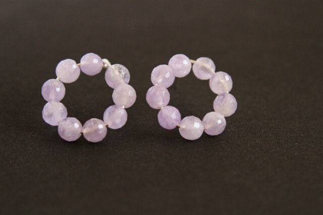 ラベンダーアメジスト薔薇とブラックスピネルのピアス ラベンダーアメジスト薔薇とブラックスピネルのピアス - メルカリ