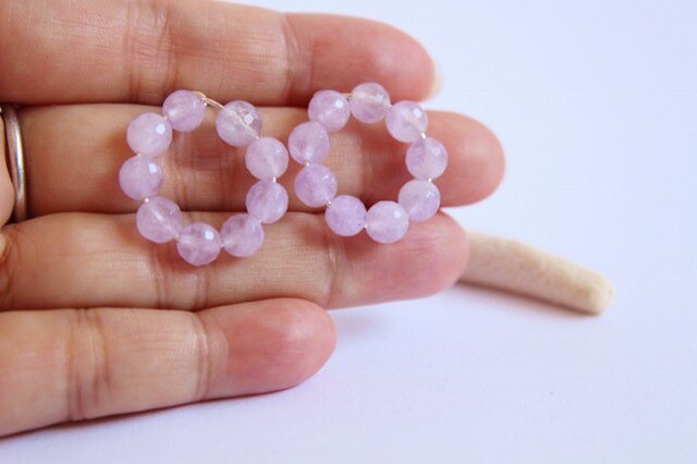 ラベンダーアメジスト薔薇とブラックスピネルのピアス ラベンダーアメジスト薔薇とブラックスピネルのピアス - メルカリ