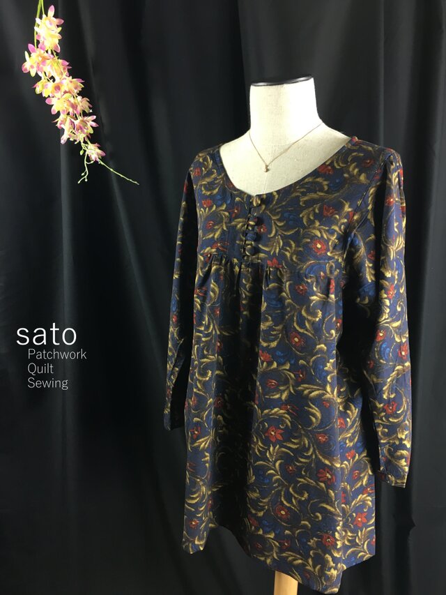 金と花柄のチュニックの画像1枚目