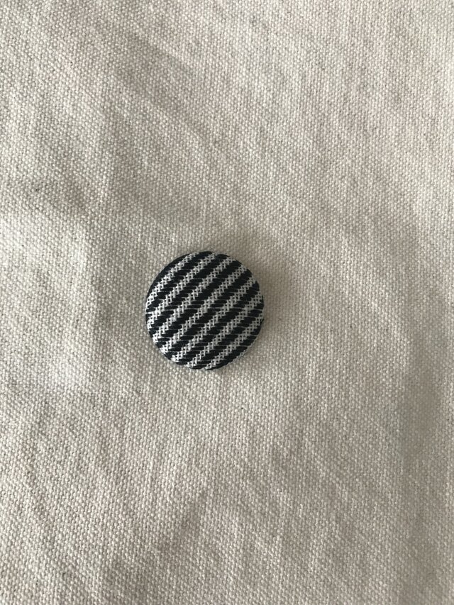 こぎん刺しのマグネット 2.9cm〈糸流れ×黒色〉の画像1枚目
