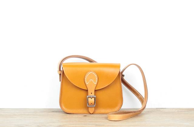 本革 レトロかわいいレザーショルダーバッグ 身軽なお出かけに