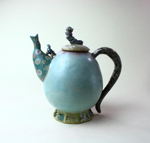 花と亀と虫のティーポット / 陶芸家 / 青磁 / ポット/急須/art ceramicの画像1枚目