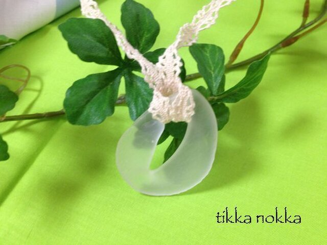 レースで結ぶ♪ くもりガラスのわっかペンダントの画像1枚目