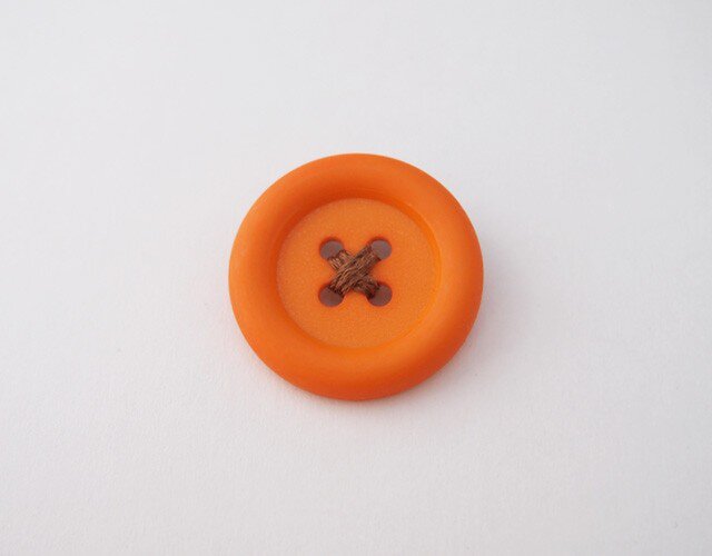 ボタンブローチ オレンジ Iichi ハンドメイド クラフト作品 手仕事品の通販