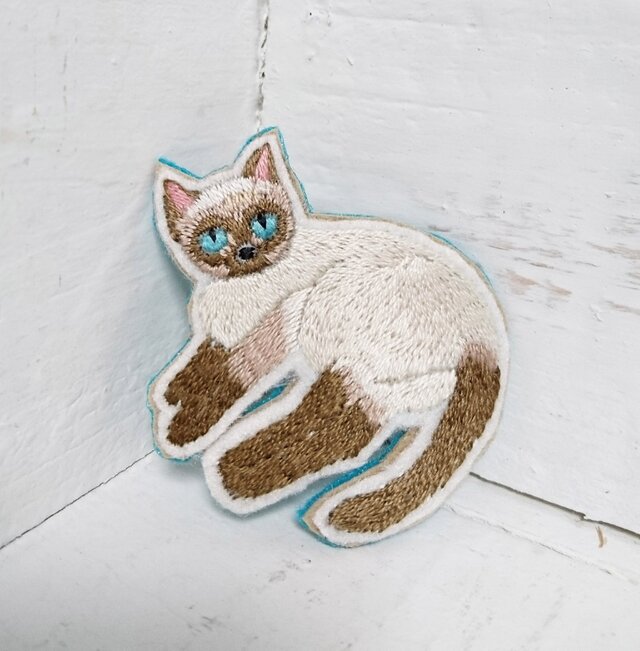 くつろぐ猫ちゃん*刺繍ブローチの画像1枚目