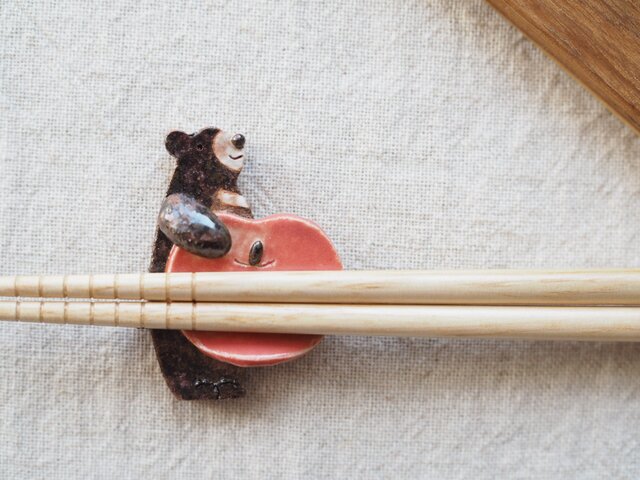 リンゴをかかえたツキノワグマの箸置きの画像1枚目