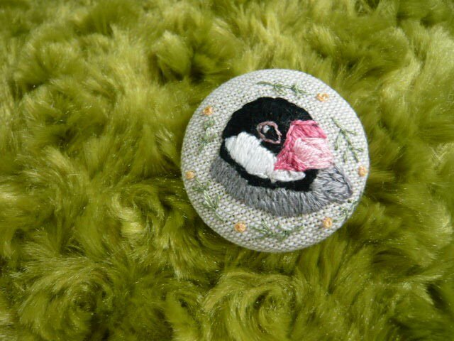 くるみボタン　鳥刺繍　ブローチ くるみボタン 鳥刺繍 ブローチ