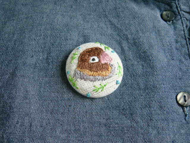 刺繍 ボタンインコ ブローチ くるみボタン 鳥の画像1枚目