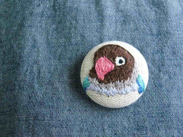 刺繍 ブルーボタンインコ ブローチ くるみボタン 鳥の画像1枚目