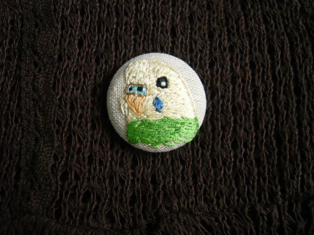 刺繍 セキセイインコ ブローチ くるみボタン 鳥の画像1枚目