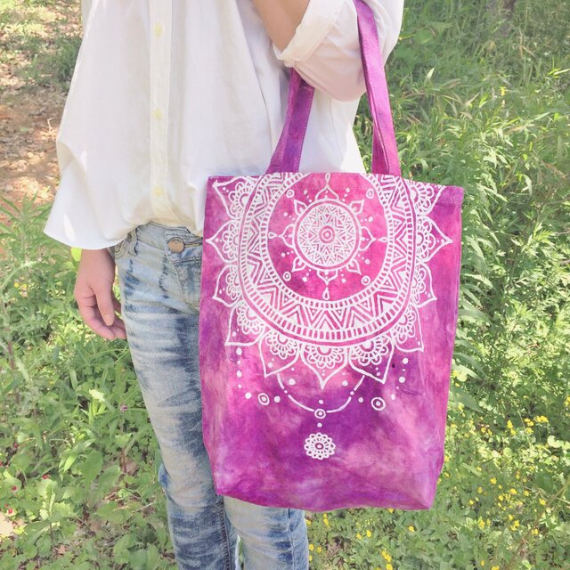【手染め/手描き】モロッコ風曼荼羅模様のパープルとピンクのエスニックトートバッグ【フェス】