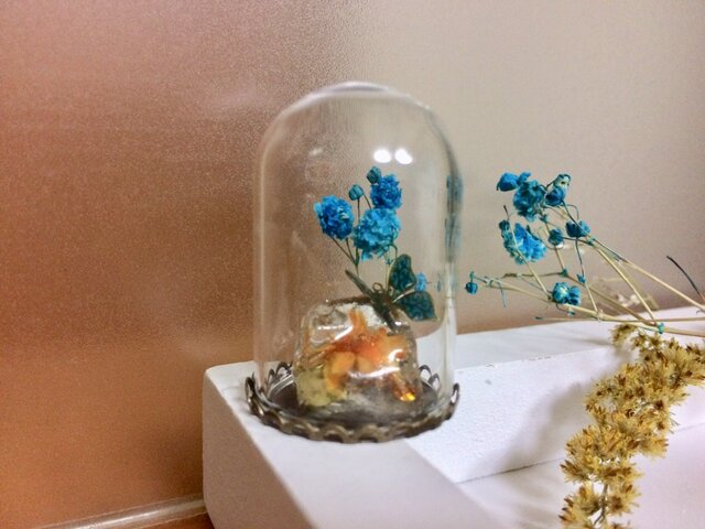 レジンガラスドームの置物（青い蝶と花） | iichi 日々の暮らしを