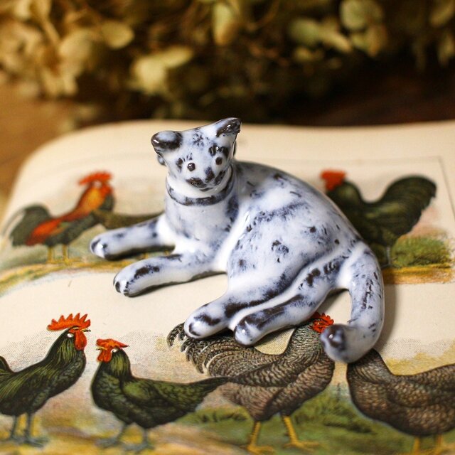 【受注制作】寝ころび猫のミニミニオブジェ(リボンつき)の画像1枚目