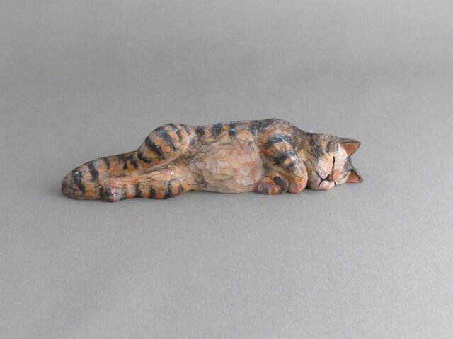 お昼寝マリー トラ猫 木彫りの猫の画像1枚目