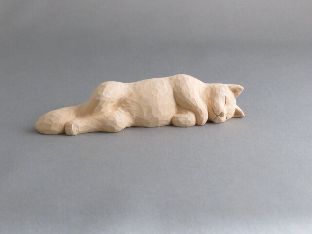 お昼寝マリー 木彫りの猫の画像1枚目
