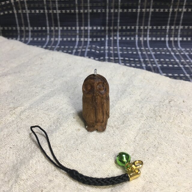 延寿の木彫り お守りストラップ ふくろう2の画像1枚目