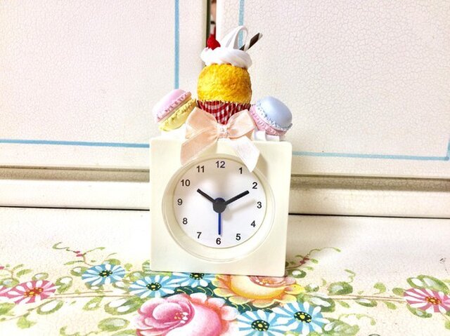 スイーツデコ カップケーキとマカロンのかわいい時計 アラームｏｋ Iichi ハンドメイド クラフト作品 手仕事品の通販