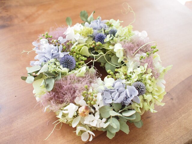 スモークツリーとルリタマアザミのリース | iichi 日々の暮らしを