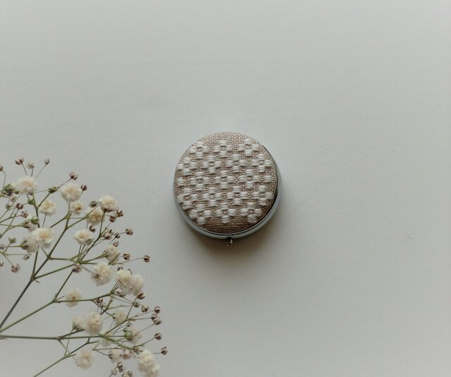【再販】こぎん刺しのピルケース(アクセサリーケース)ミラー付き・サークルM・白い花の画像1枚目