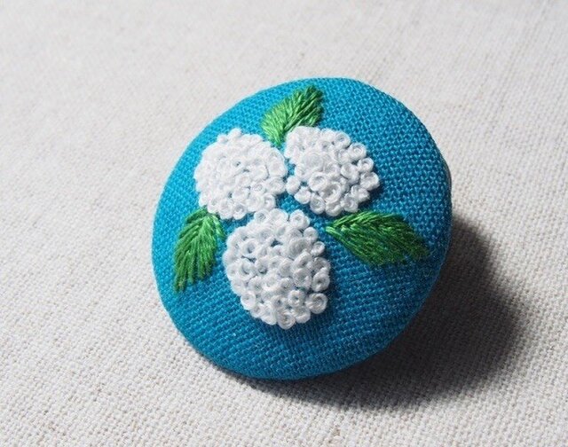 ちぃさま専用です。アルベロベロ☆ボタンがブローチのようなステキな刺繍のロングジレ 刺繍ブローチ（綿麻ターコイズ)紫陽花 アナベル | iichi 日々の暮らし