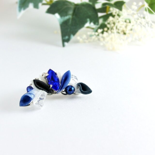 【受注生産】イヤーカフ(月の欠片)<Mブルー>つまみ細工&スワロフスキーの画像1枚目