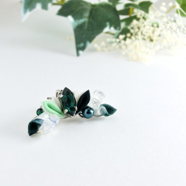 【受注生産】イヤーカフ(月の欠片)<エメラルド>つまみ細工&スワロフスキーの画像1枚目
