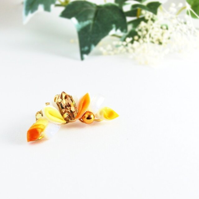 【受注生産】イヤーカフ(月の欠片)<トパーズ>つまみ細工&スワロフスキーの画像1枚目