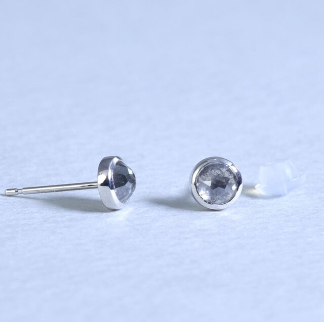 ナチュラルグレーダイヤモンド スタッズピアス-1ペアの画像1枚目