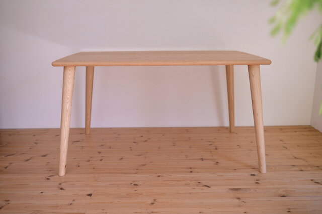 無垢クリ（栗の木）樽型・優しい形のダイニングテーブル・ナチュラル