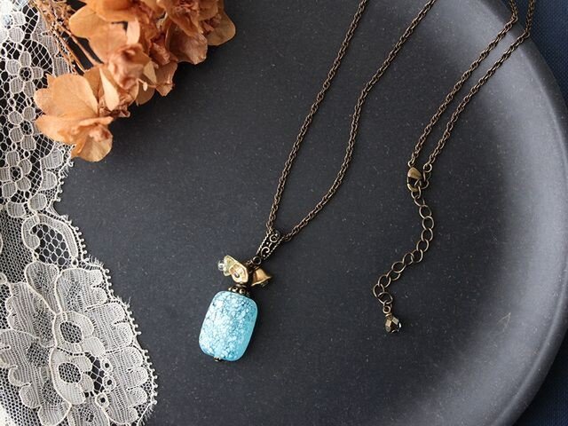 チェリーブランド ヴィンテージ ハンドメイドのブルーガラスとお花のネックレス Iichi ハンドメイド クラフト作品 手仕事品の通販