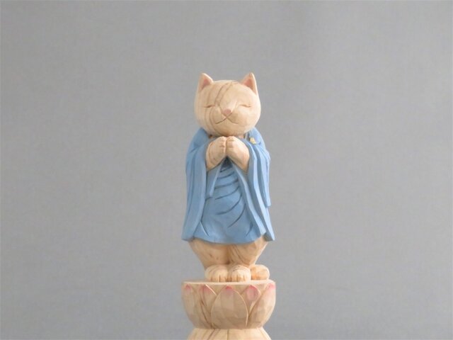 木彫りの立った合掌猫 袈裟を着た猫仏さま 仏像ねこ1805の画像1枚目