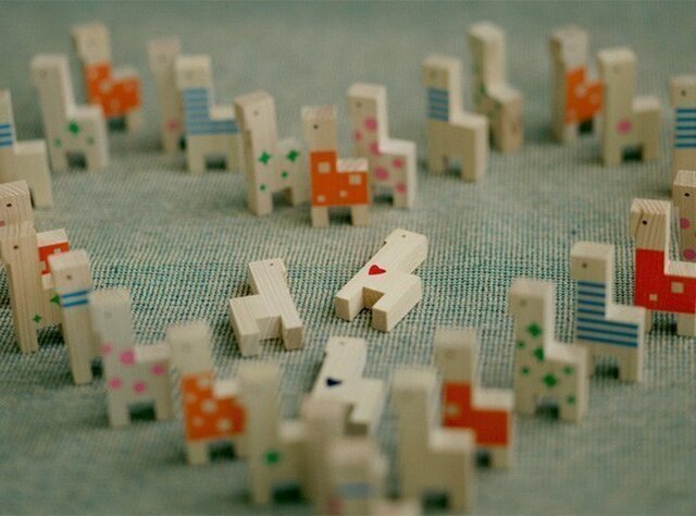 様々な遊び方で親子で楽しめる木のおもちゃの画像1枚目