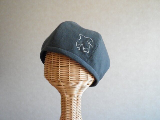 鳥さんの刺繍、ベレー帽 チャコールグレーのコットンリネン | iichi ハンドメイド・クラフト作品・手仕事品の通販