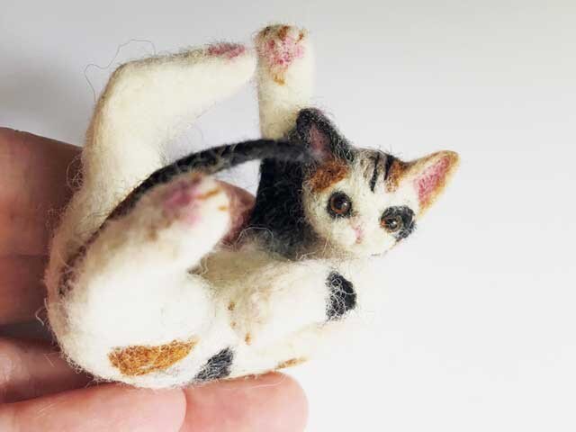 羊毛フェルト ・三毛猫・ハンドメイド 形状安定羊毛フェルト 三毛猫 「Hi!」 | iichi 日々の暮らしを