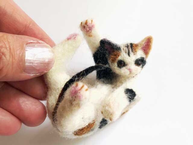 形状安定羊毛フェルト 三毛猫 「Hi!」 | iichi 日々の暮らしを