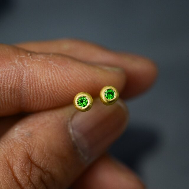 ロシア産デマントイド・ガーネットをコロンとした22カラットゴールドのシャカ玉に埋め込んだプチピアスの画像1枚目