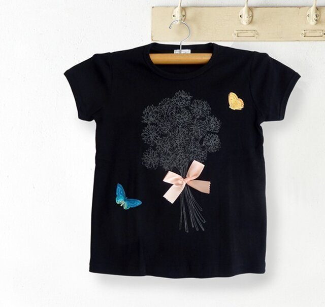 シロツメ草の花束Tシャツ(黒)の画像1枚目