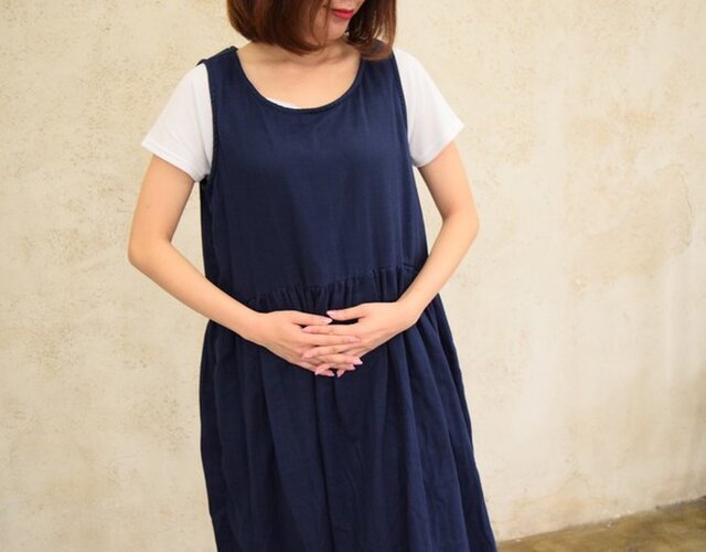 【夏の新作】立体裁断で魅せる、大人のウエスト切り替え、ノースリーブギャザーワンピース〈ダブルガーゼ・ナイトブルー〉の画像1枚目