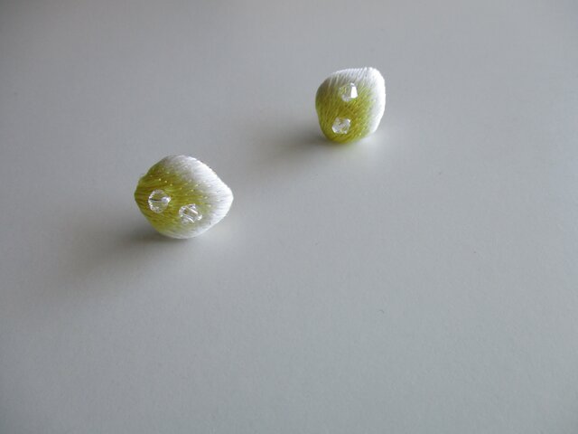 色氷 レモン 絹糸刺繍ピアスの画像1枚目