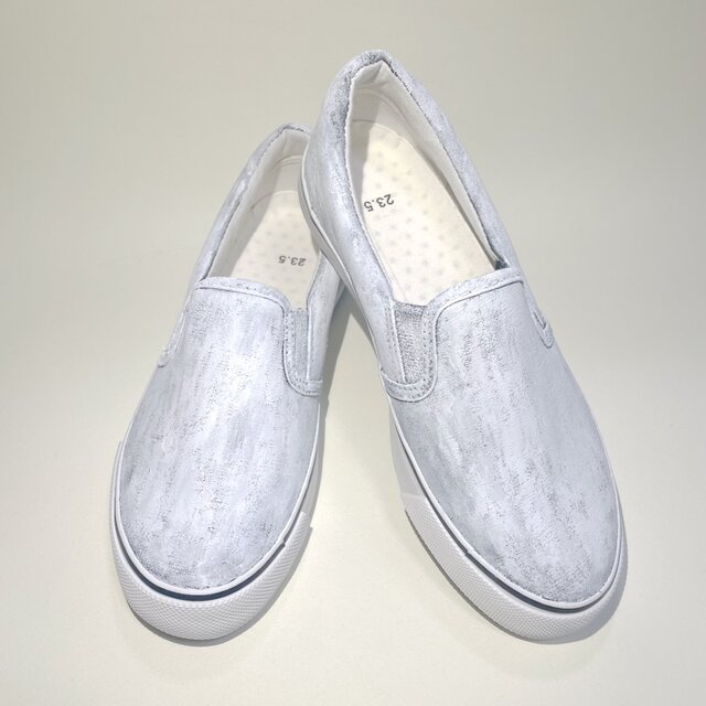 ニュアンスのある白いスリッポンα