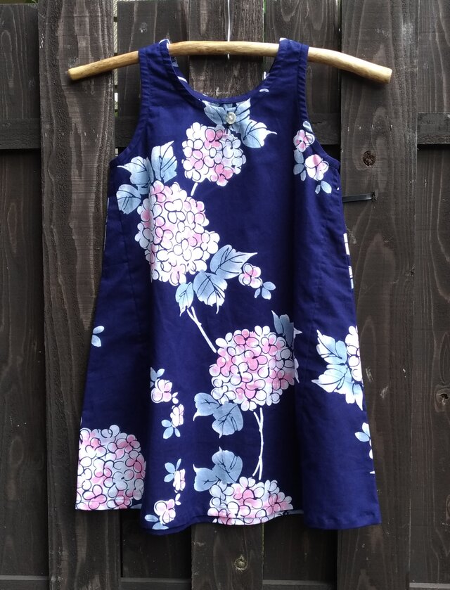 子ども用(8・9歳)紫陽花柄の浴衣地(新反)のワンピースママとお揃いでの画像1枚目