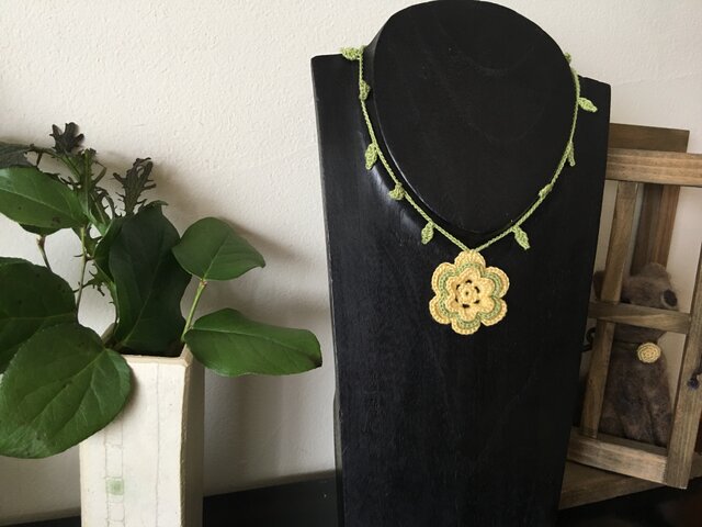 一粒お花のネックレス 黄緑【金具を使わないニットアクセ】の画像1枚目