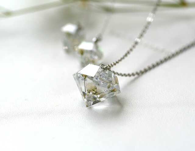白色のかすみ草と銀箔のダイヤモンド型ネックレス | iichi 日々の