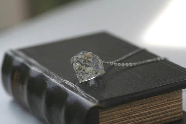 白色のかすみ草と銀箔のダイヤモンド型ネックレス | iichi 日々の