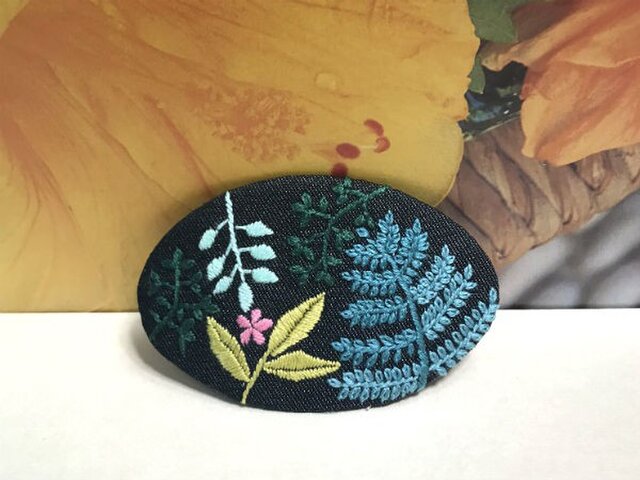 手刺繍バレッタ*green greenの画像1枚目