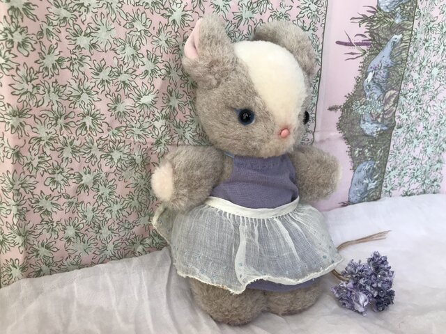 涼しい目もとのレトロなウサ。の画像1枚目