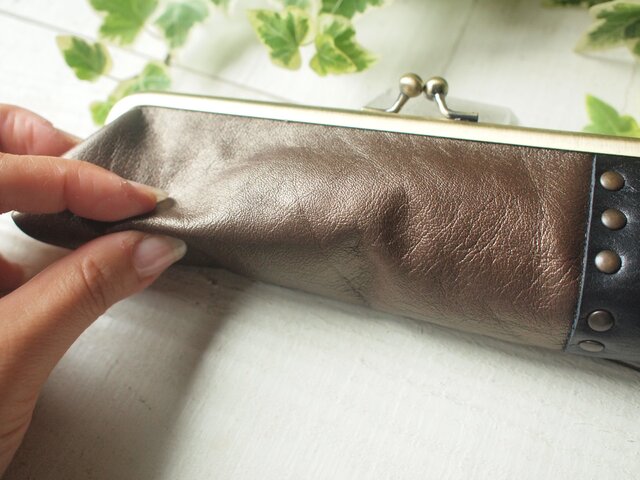 本革とリバティプリント ラメ茶と黒色 がま口ペンケース | iichi